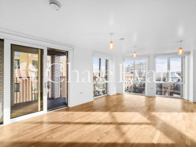 Flat for sale in Walworth, Greater London