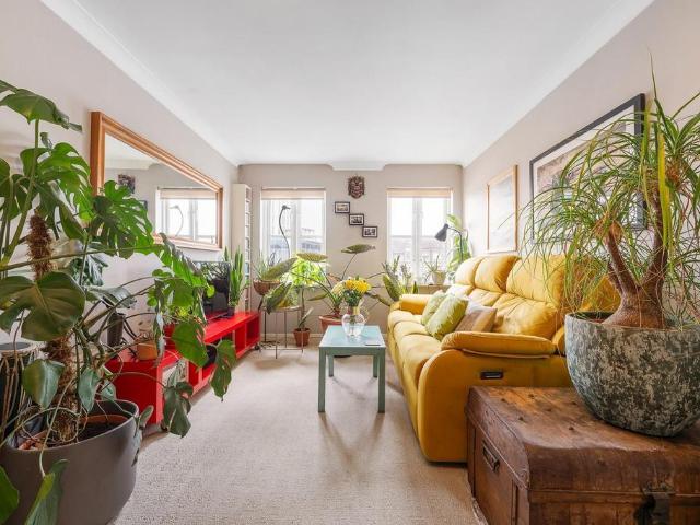 Flat for sale in Stockwell, Greater London