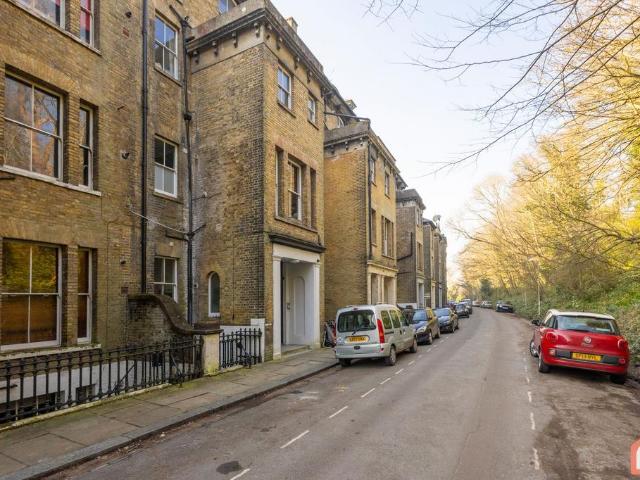 Flat for sale in Tower Hamlets, Ash