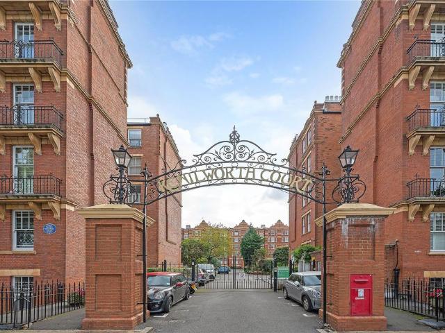 Flat for sale in Putney, Greater London
