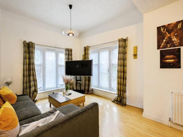 Flat for sale in London Borough of Croydon, Kenley