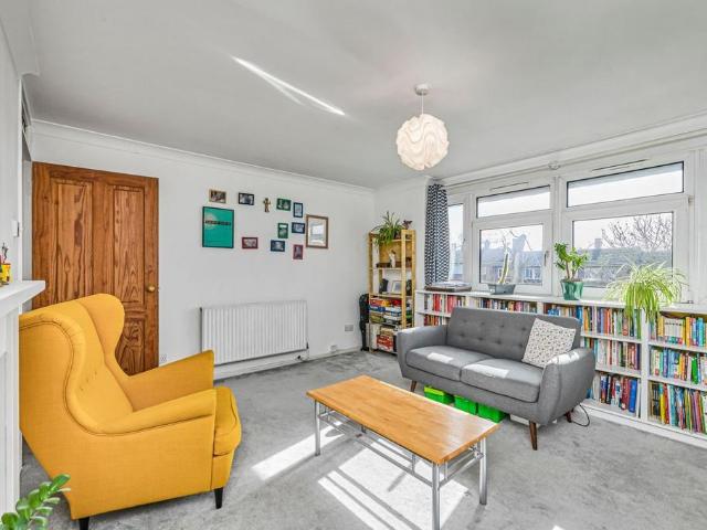 Flat for sale in Earlsfield, Greater London