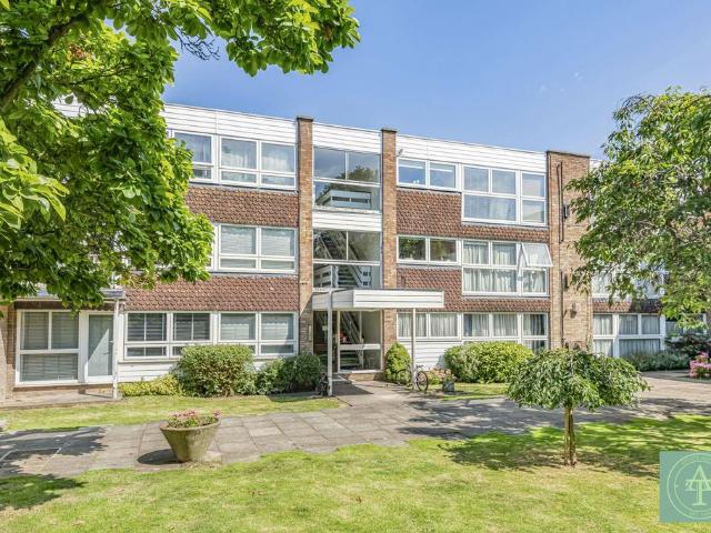 Flat for sale in Palmers Green, Greater London