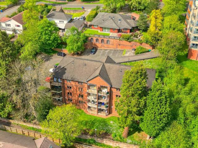 Flat for sale in Bothwell, Scotland