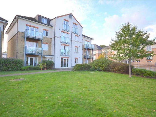 Flat for sale in Shepperton, Spelthorne