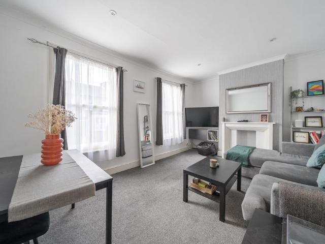 Flat for sale in London Borough of Southwark, Greater London