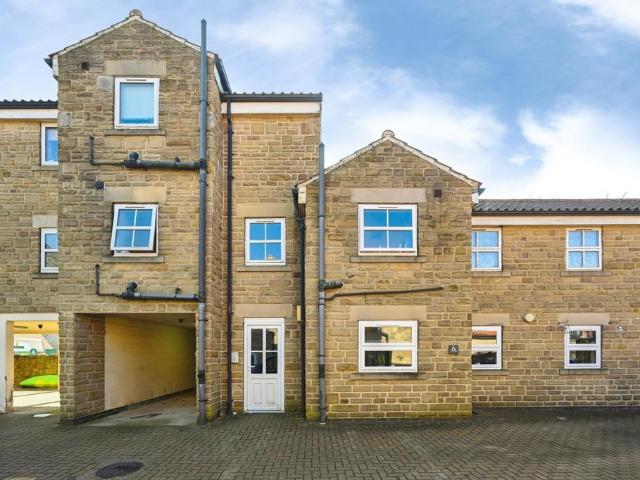 Flat for sale in Potters Corner, East Midlands