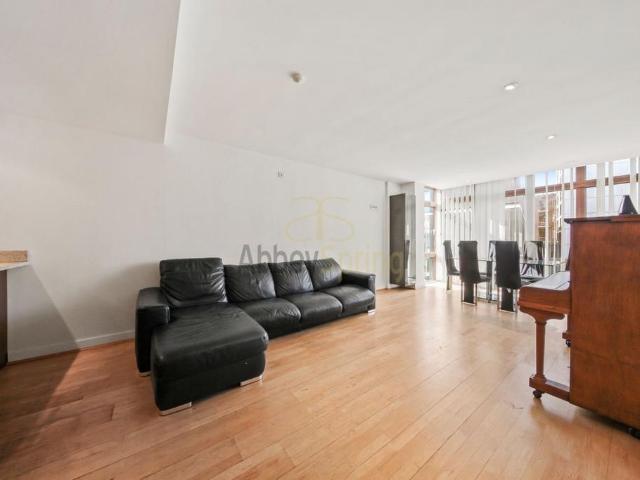Flat for sale in West Hampstead, Greater London