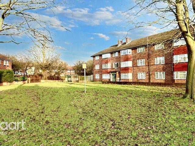 Flat for sale in Yeading, Greater London