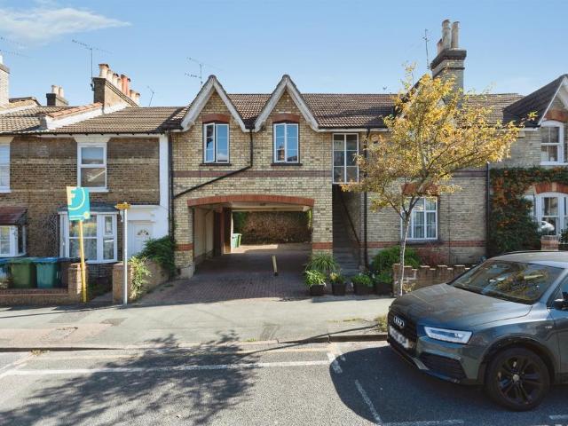 Flat for sale in Watford, Hertfordshire
