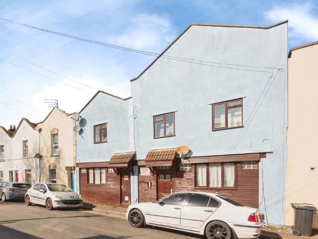 Flat for sale in Feckenham, City Of Bristol