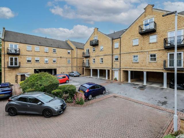 Flat for sale in Farsley, West Yorkshire