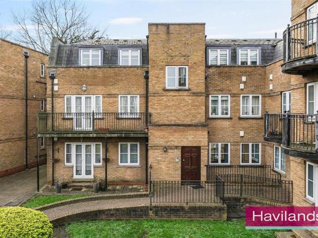 Flat for sale in Southgate, Greater London