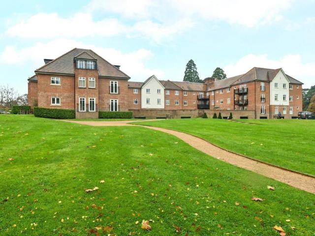 Flat for sale in Fole, Surrey