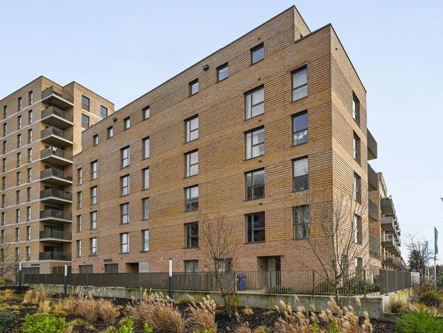 Flat for sale in Harrow Weald, Greater London