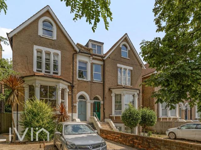 Flat for sale in Balham, Greater London