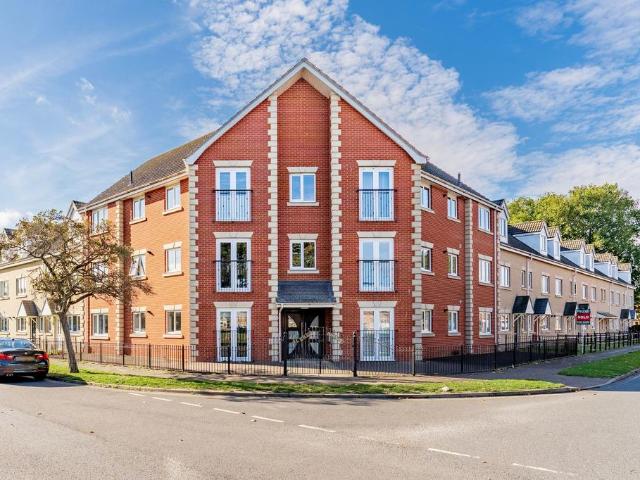Flat for sale in Magdalen Estate, Great Yarmouth