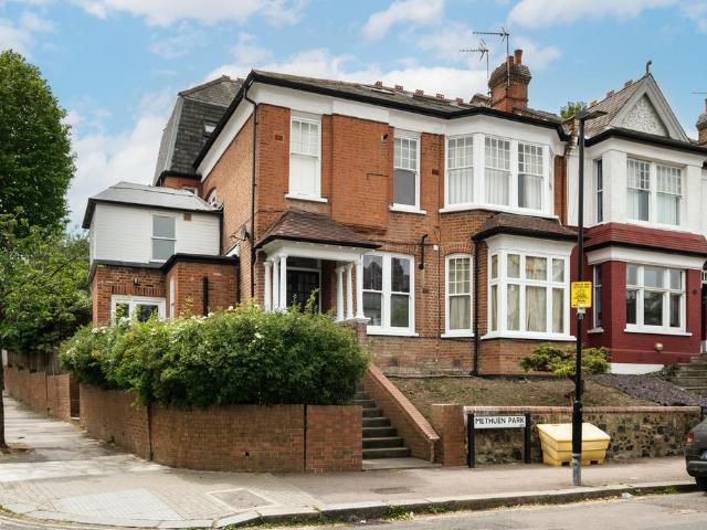 Flat for sale in Muswell Hill, Greater London