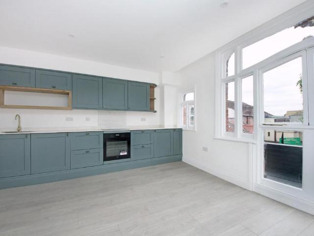 Flat for sale in London Borough of Ealing, Hanwell