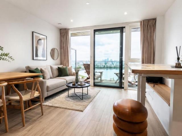 Flat for sale in Woodberry Down, Stamford Hill