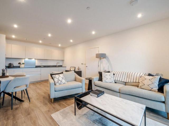 Flat for sale in London Borough of Ealing, Greater London