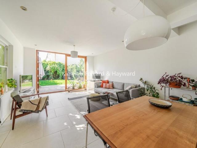 Flat for sale in Stroud Green, Greater London