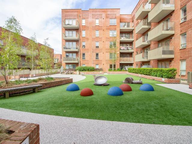 Flat for sale in Watford Rural, Batchworth