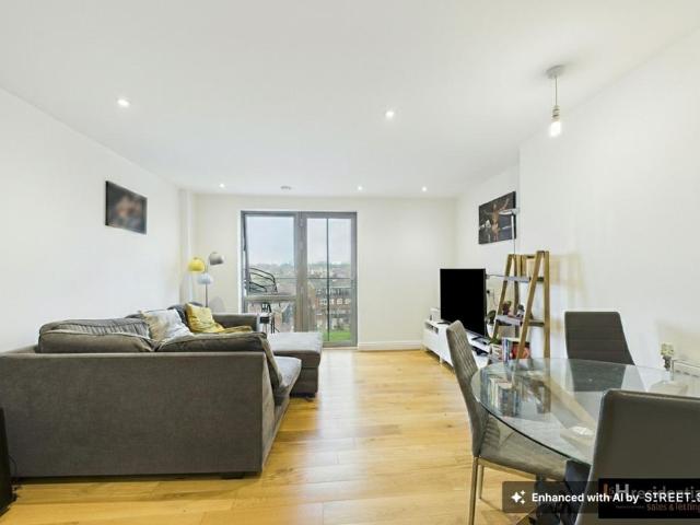 Flat for sale in Elstree and Borehamwood, Borehamwood