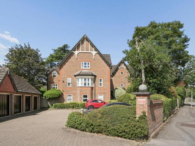 Flat for sale in Beaconsfield, Knotty Green
