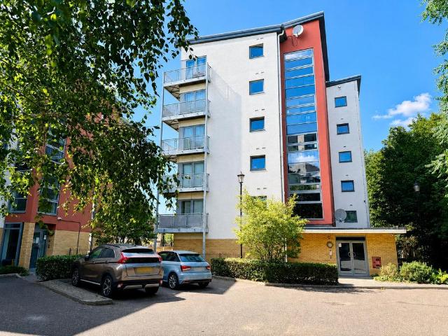 Flat for sale in London Borough of Lewisham, Ladywell
