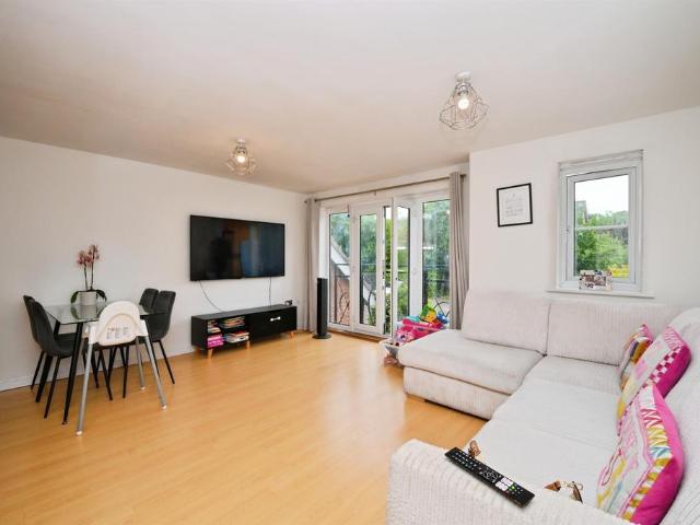 Flat for sale in Broxbourne, Hertfordshire