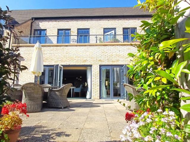 Flat for sale in Chipping Norton, Black Bourton