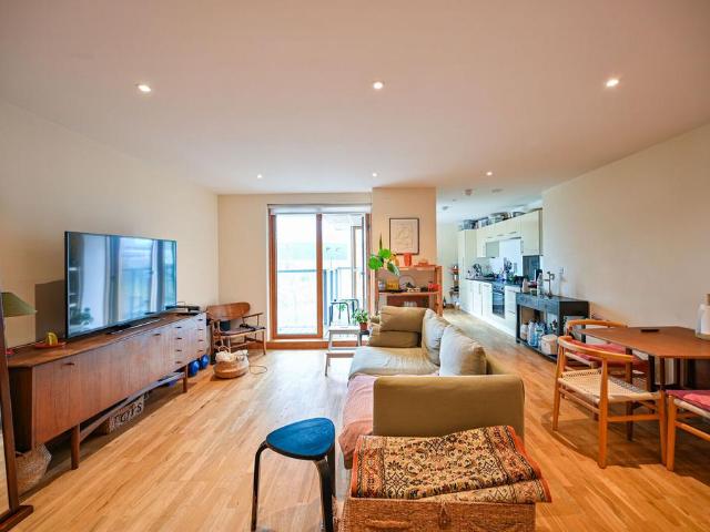 Flat for sale in Old Ford, Bow