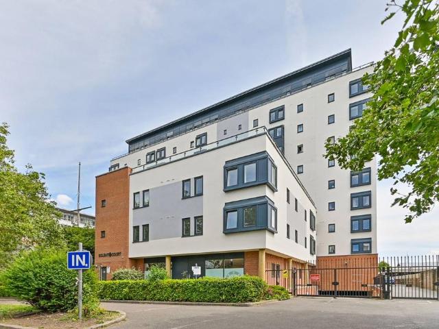 Flat for sale in London Borough of Croydon, Norbury