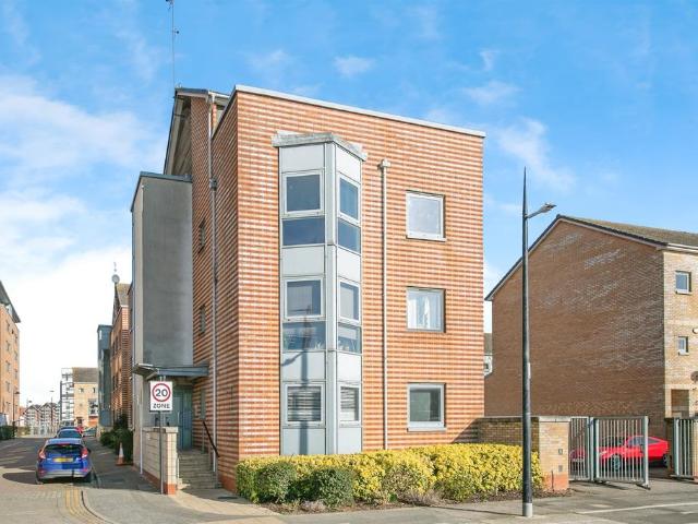 Flat for sale in Key Street, Suffolk