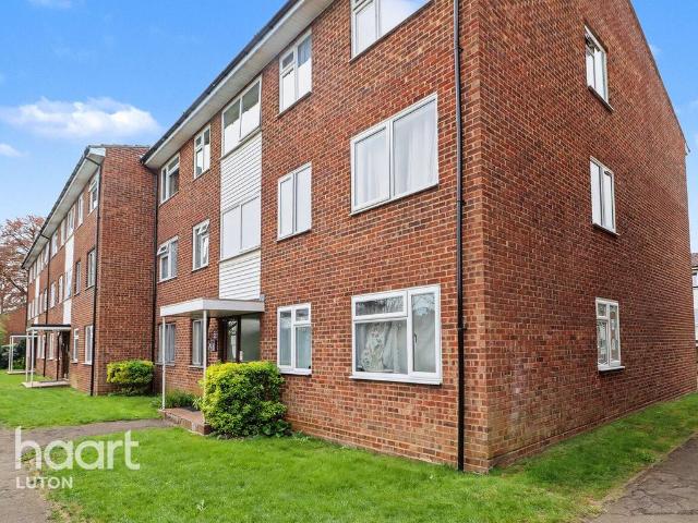 Flat for sale in Spring Park, Luton