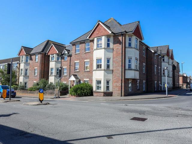 Flat for sale in Perryfields, West Sussex