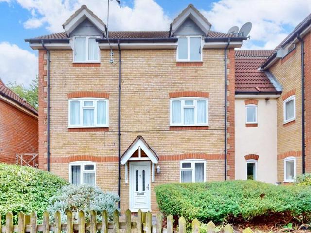 Flat for sale in Chadwell Heath, Little Heath
