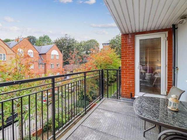 Flat for sale in Batchworth