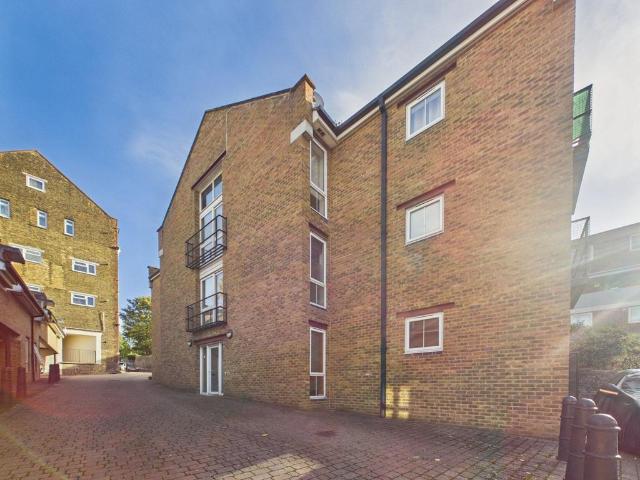Flat for sale in Estuary Reach, Gillingham