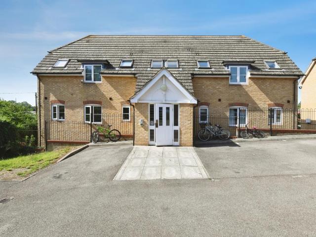 Flat for sale in Steeple View, Essex