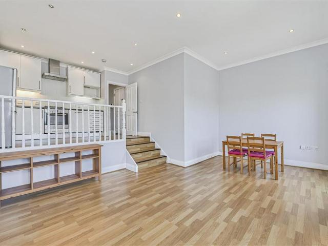 Flat for sale in Clapham Junction, Greater London