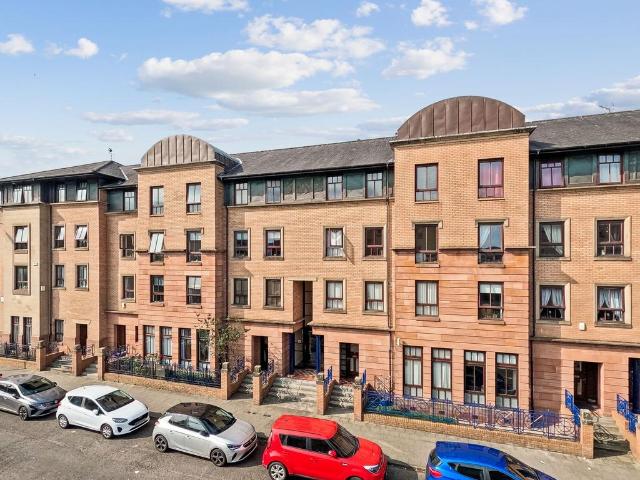 Flat for sale in Hutchesontown, Gorbals