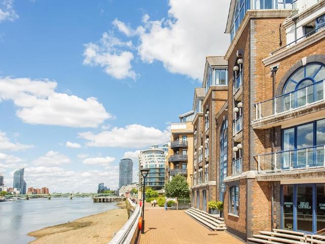 Flat for sale in Battersea, Greater London