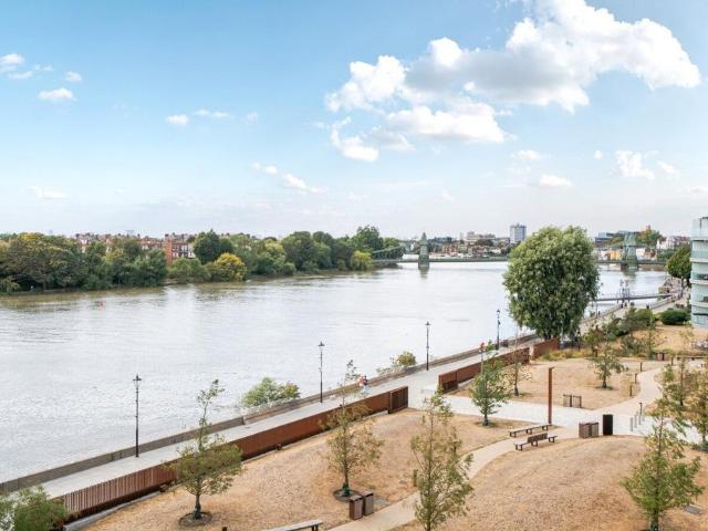 Flat for sale in Hammersmith, Greater London
