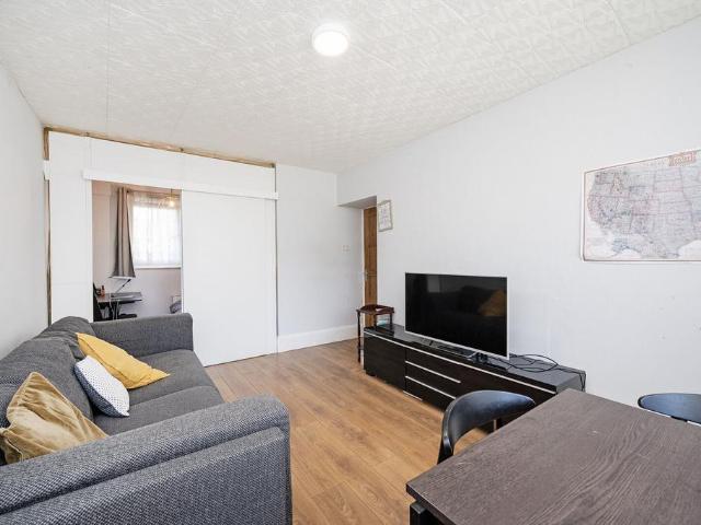 Flat for sale in Hoxton, Greater London