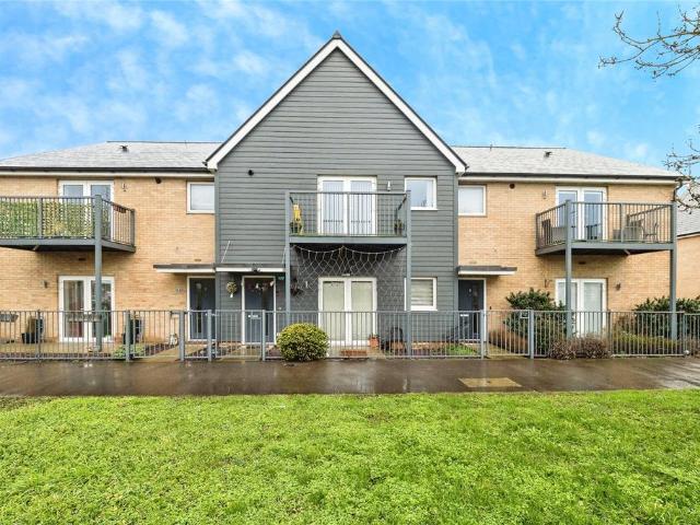 Flat for sale in Rainham, Greater London