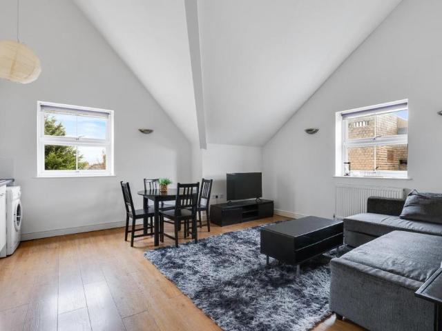 Flat for sale in West Wickham, Greater London
