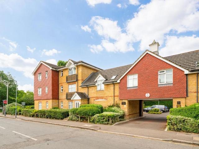 Flat for sale in Barkingside, Greater London