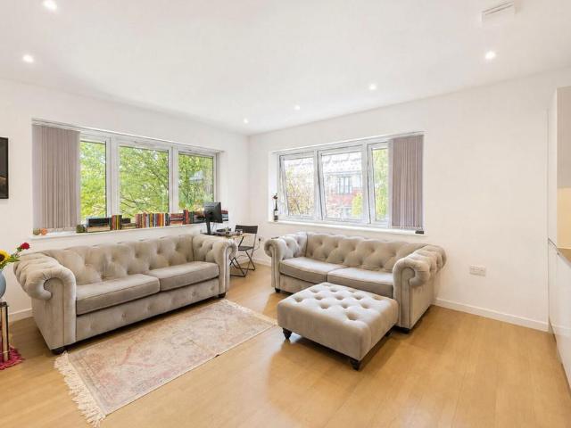 Flat for sale in Kingsway Business Park, Woking